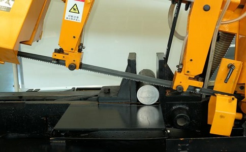 为什么说对切割精度要求不高的可以选择半自动宝安立式带锯床？